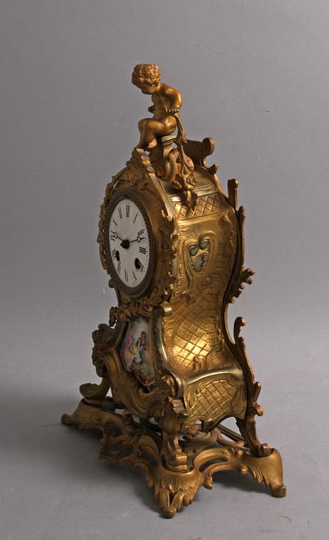 BORDPENDYL, Louis XV-stil, 1800-talets andra hälft.