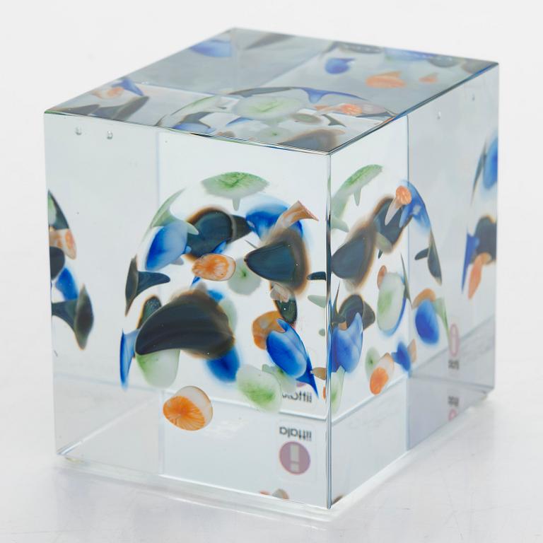 Oiva Toikka, annual glass cube, signed Oiva Toikka Nuutajärvi 2005, numbered 456/2000.