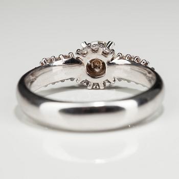 RING, vitguld 18K med diamanter. Mittstenen 0,52 ct L/SI1. 26 små diamanter tot 0,35 ct H/SI1. Intyg.