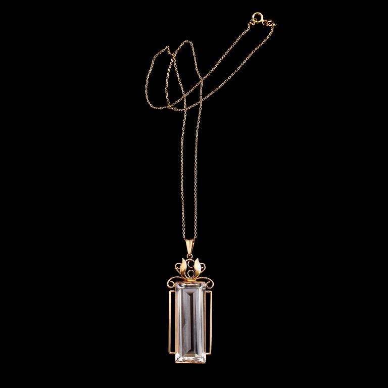 HÄNGE MED KEDJA, 18 k guld, bergkristall, svenska stämplar Stockholm 1946.