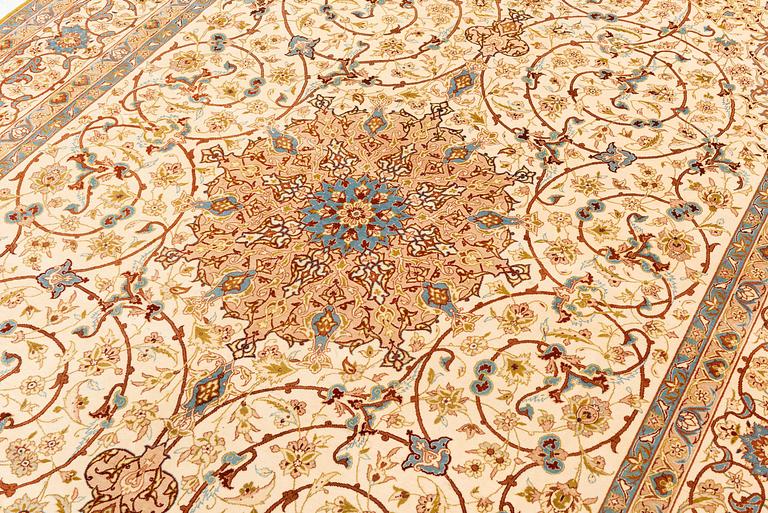 Matta, semiantik Isfahan, centrala Persien, part silk, signerad Sarraf Mamoury, ca 315 x 193 cm.