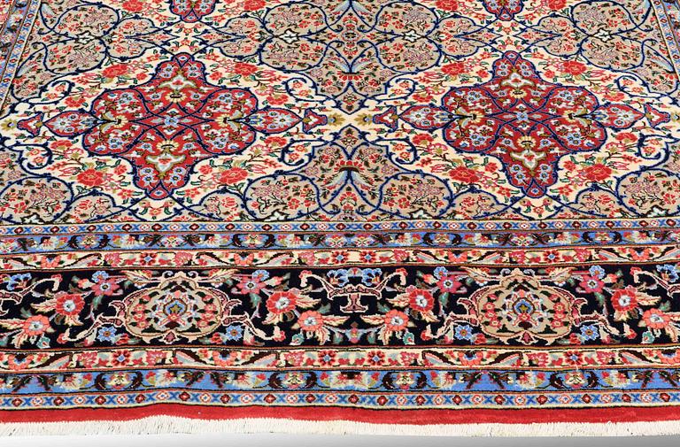 A CARPET, Sarouk, ca 345 x 254 cm.