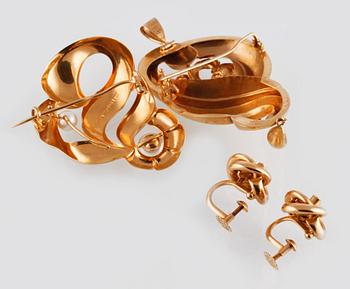 BROSCHER, 2 st, samt ÖRHÄNGEN, 18K guld med odlade pärlor, delvis Gustav Dahlgren & Co, Malmö, 1958. Vikt 13,3 gram.