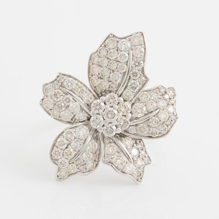 Brilliant cut diamond flower ring.