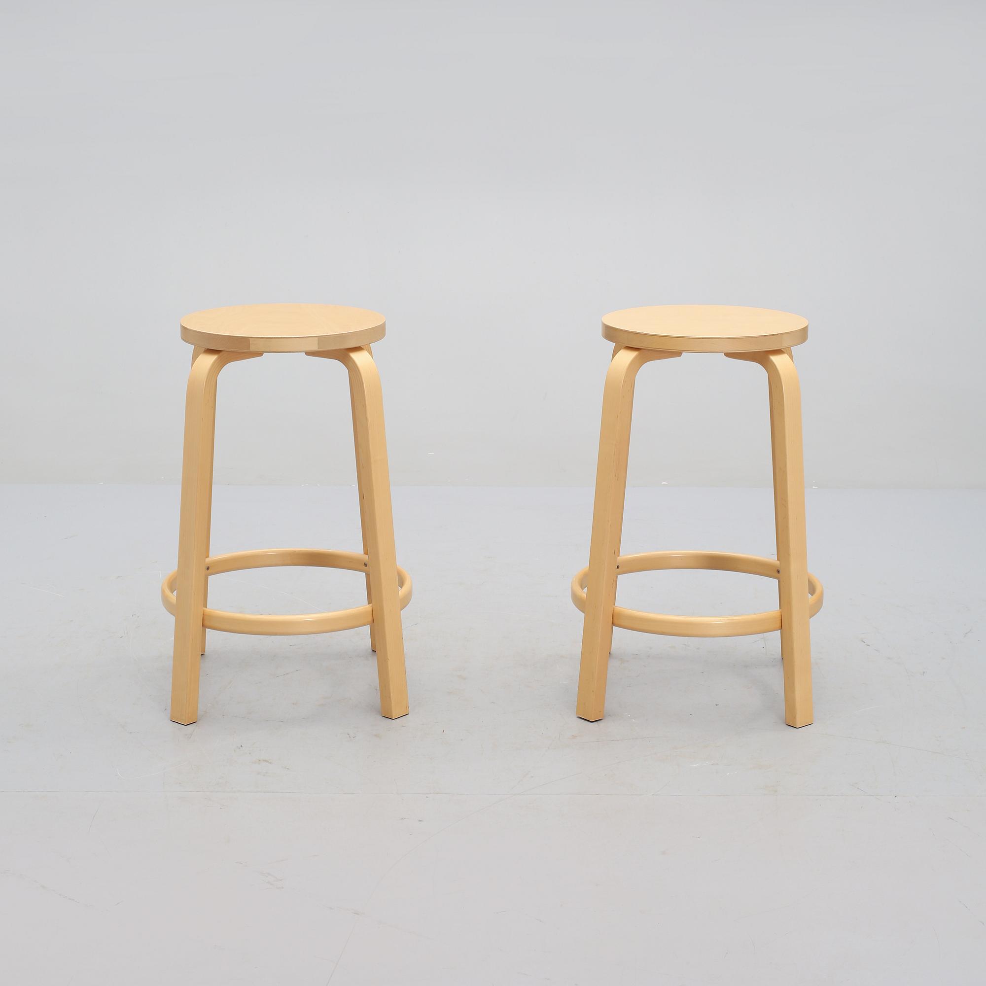 BARPALLAR, ett par, "modell 64", Alvar Aalto, Artek, 2005.