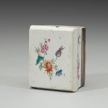 A silver mounted export porcelain famille rose snuff box, Qing dynasty, Qianlong (1736-1795).