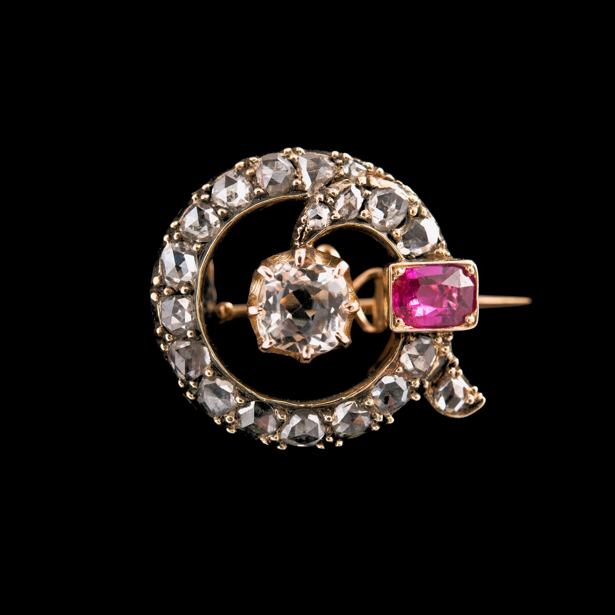 BROSCH, Rosenslipade diamanter ca 0.5 ct, rubin och bergskristall. 14K guld. Vikt 6,7 g.