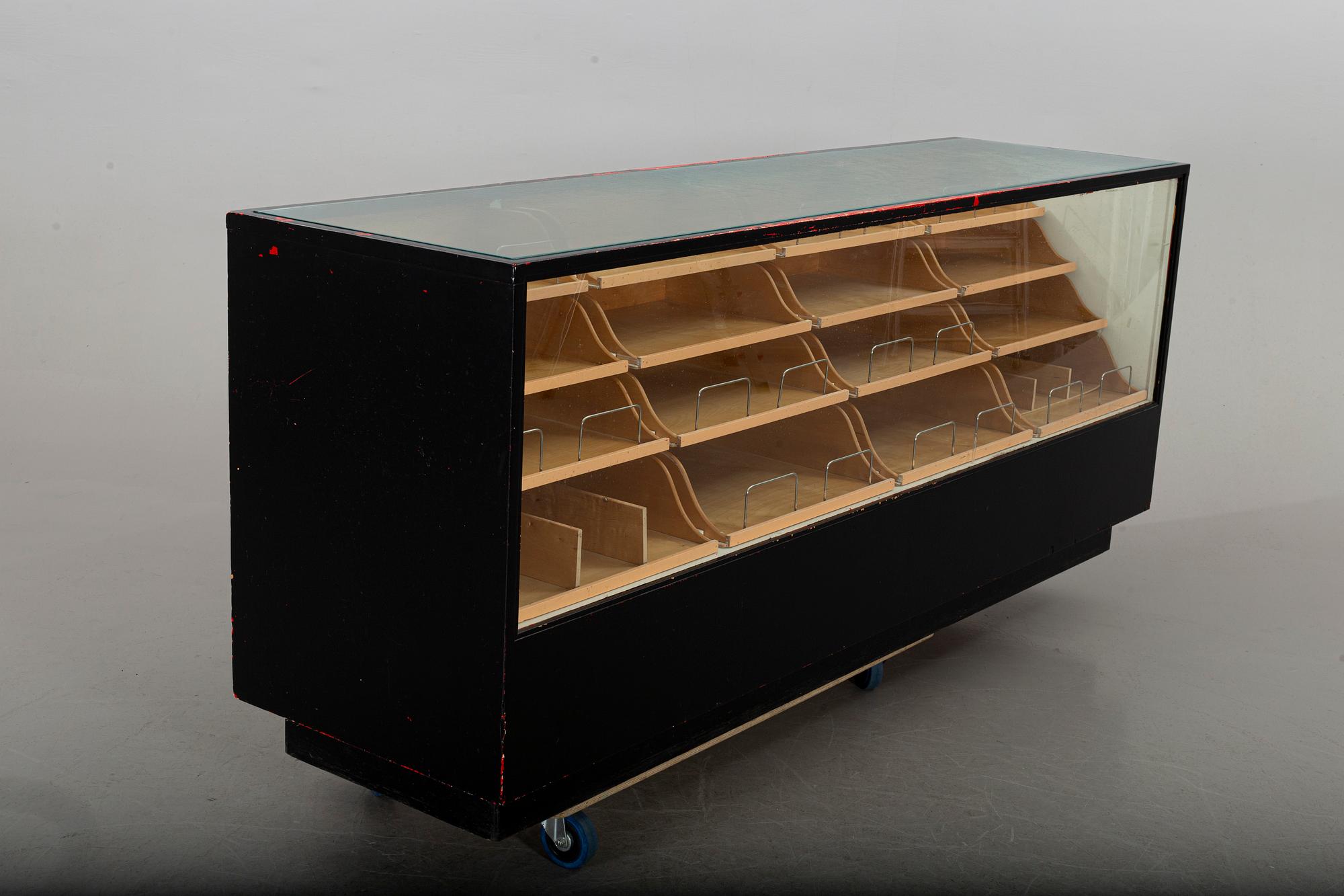 A first half of the 20th century chest of drawers.