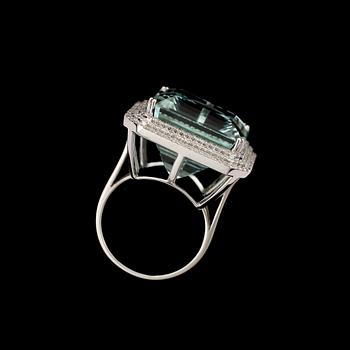 RING, 18k vitguld med akvamarin ca26ct och briljantslipade diamanter tot ca0,65ct.