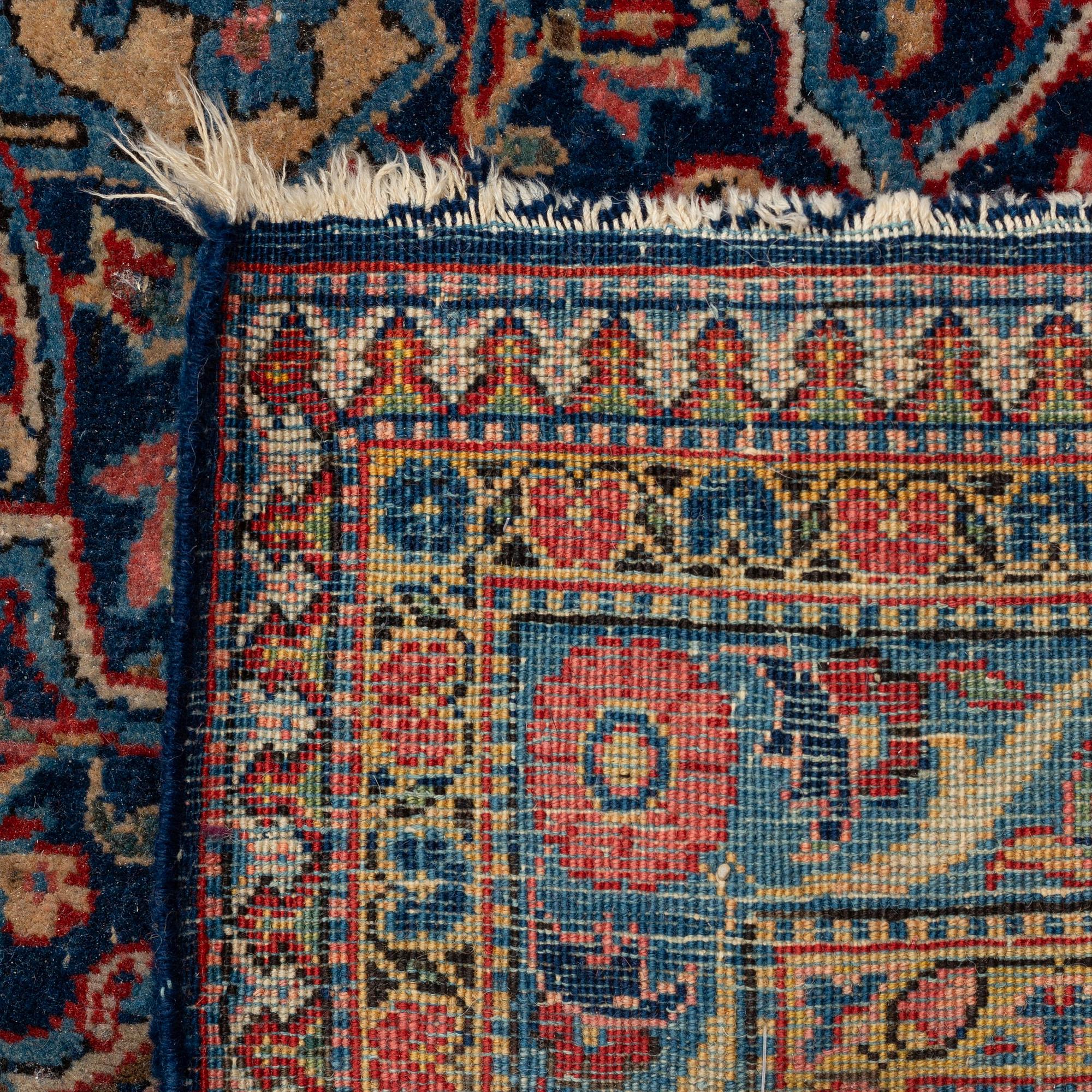 A carpet, semi-antique, Kashan, ca 443,5 x 314,5 cm.