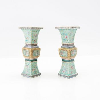 Miniature vases, a pair from China, Qing dynasty, late 19th/early 20th century, porcelain.