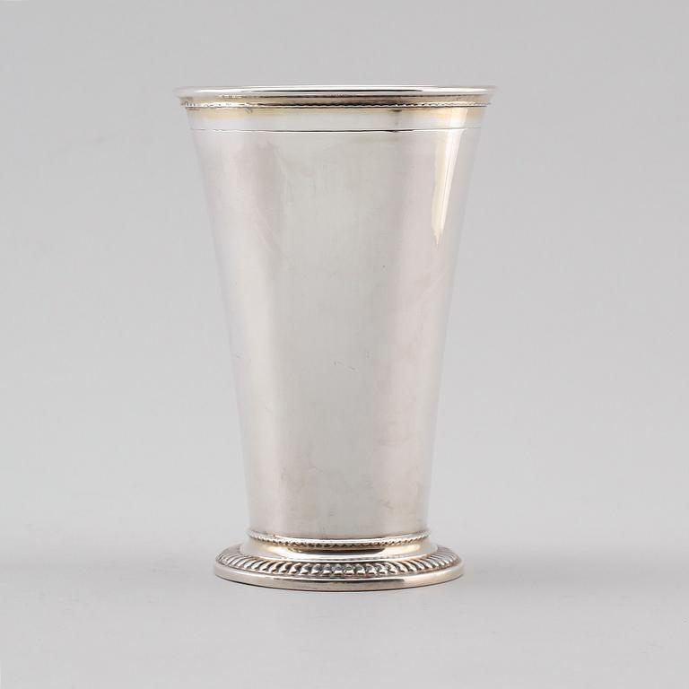 BÄGARE, silver, CG Hallberg, Stockholm 1939. Vikt ca 228 gram.