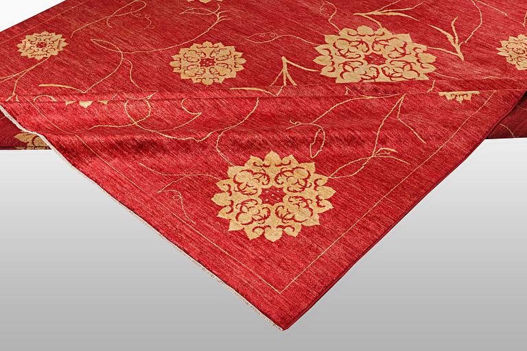 A carpet, Zieglar design, ca 524 x 367 cm.