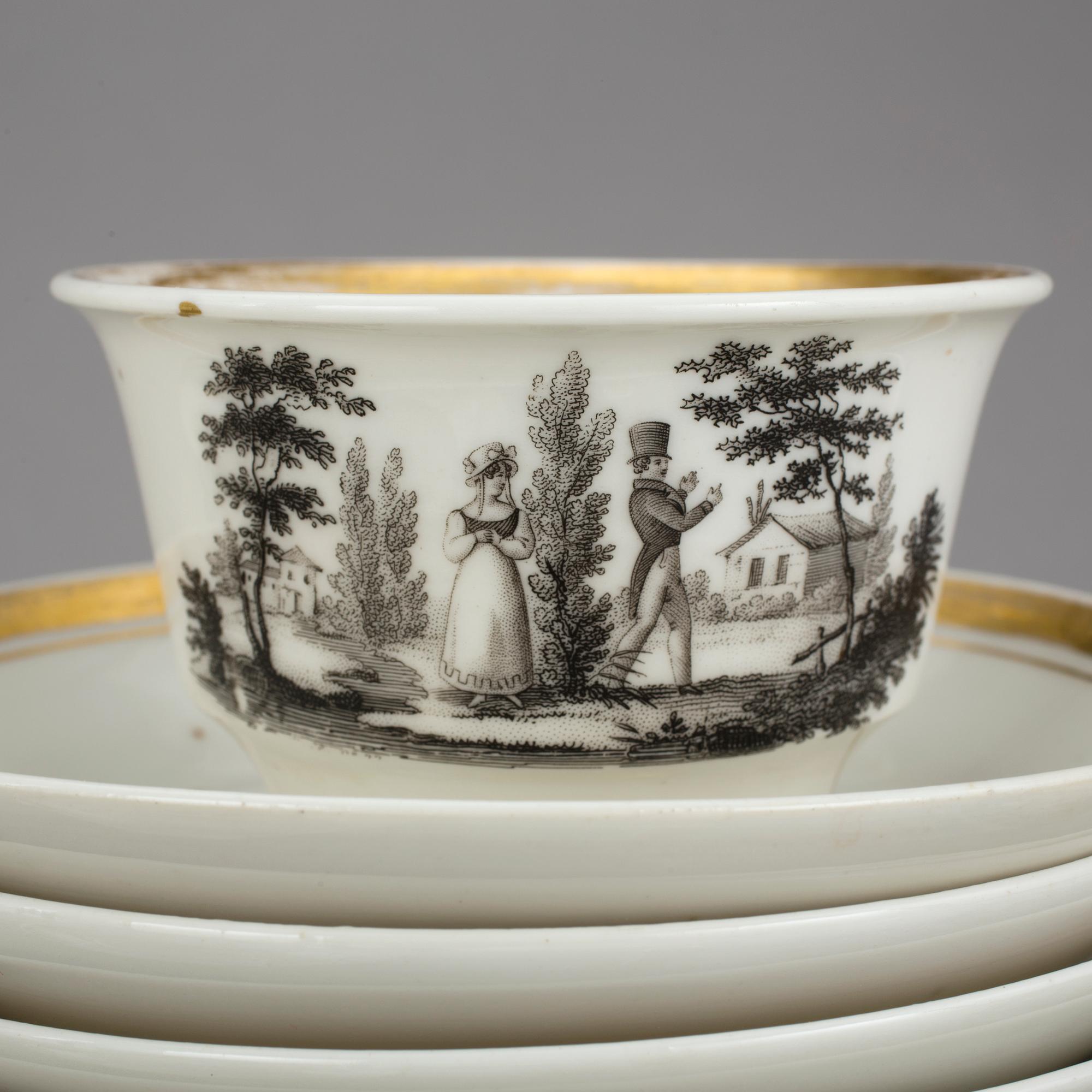 KAFFEKOPPAR med FAT (8), porslin, dekor i svart och guld, troligen Frankrike, empire, 1800-talets första hälft.