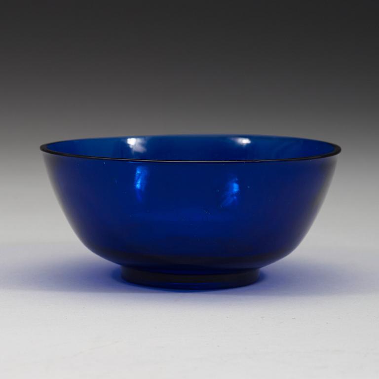SKÅL, blått pekingglas. Qingdynastin (1644-1912).
