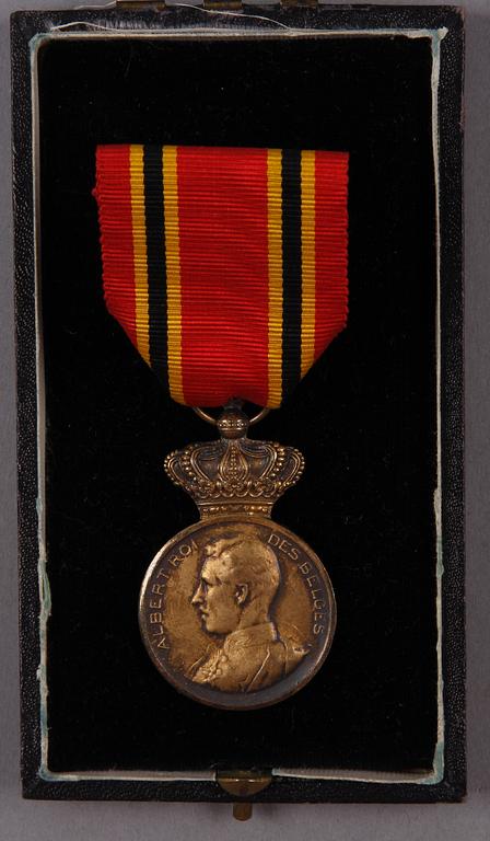 MEDALJER 2 st SAMT ORDENSTECKEN, Nederländerna, Belgien, Spanien. 1920-1940-tal.