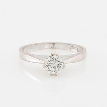 Ring Solitär 18K vitguld med en rund briljantslipad diamant.