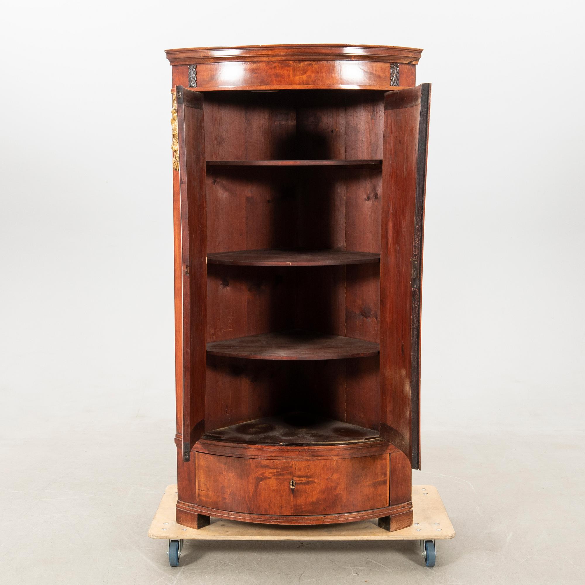Corner cabinet, first half of the 19th century.