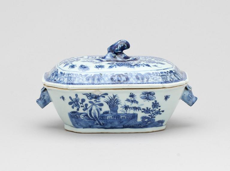 SMÖRTERRIN, porslin, Kina Qianlong, (1735-96).