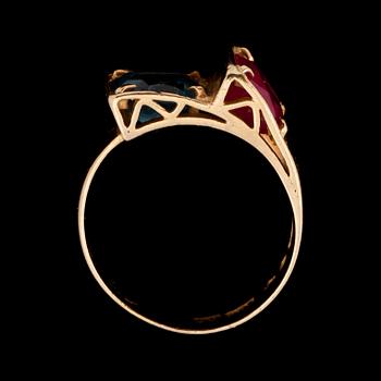 RING, 18k guld. Blå och röd syntetiska stenar. Juvelfabriken, Stockholm 1942. Vikt ca 5 g.
