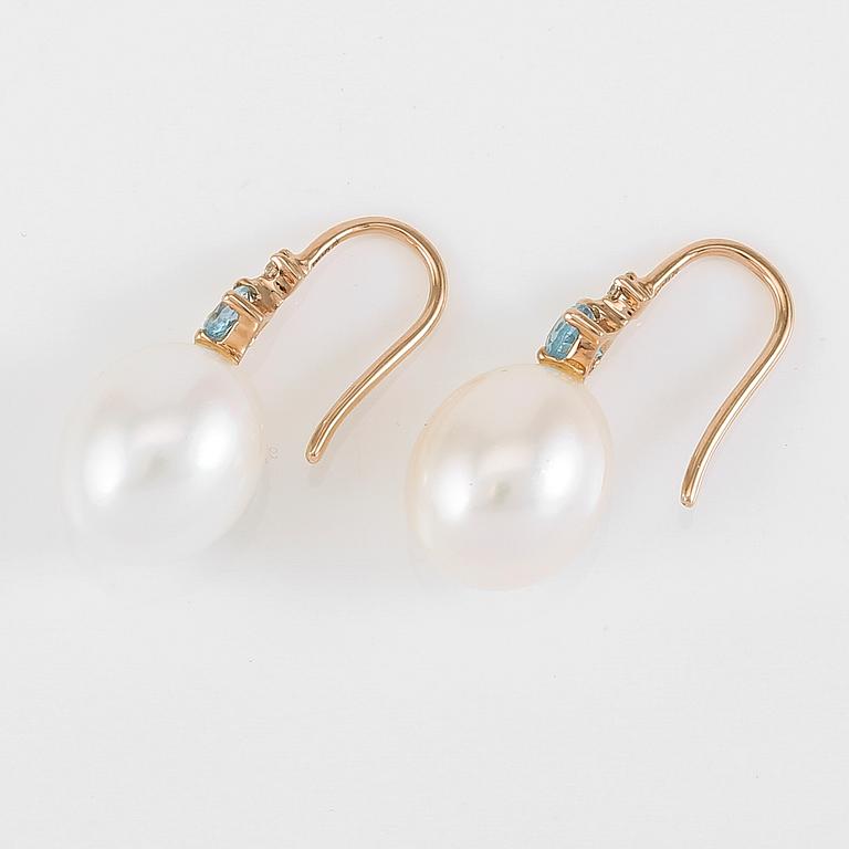 ÖRHÄNGEN, 1 par, 14K roséguld, blå topaser, diamanter och sötvattenspärlor.