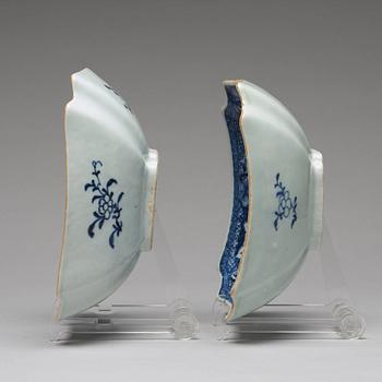 A pair of blue and white salad bowls, Qing dynasty, Qianlong (1736-95).