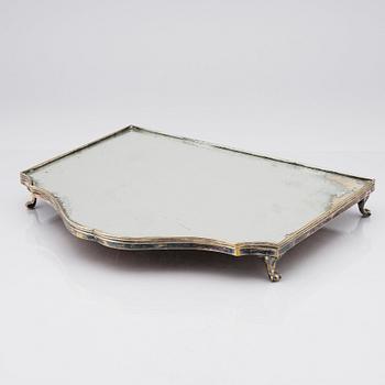 Bordsplateau, tre delar, i argent haché, 1700-tal.