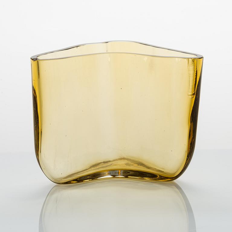 ALVAR AALTO, A '9751' vase Karhula Glassworks 1937.