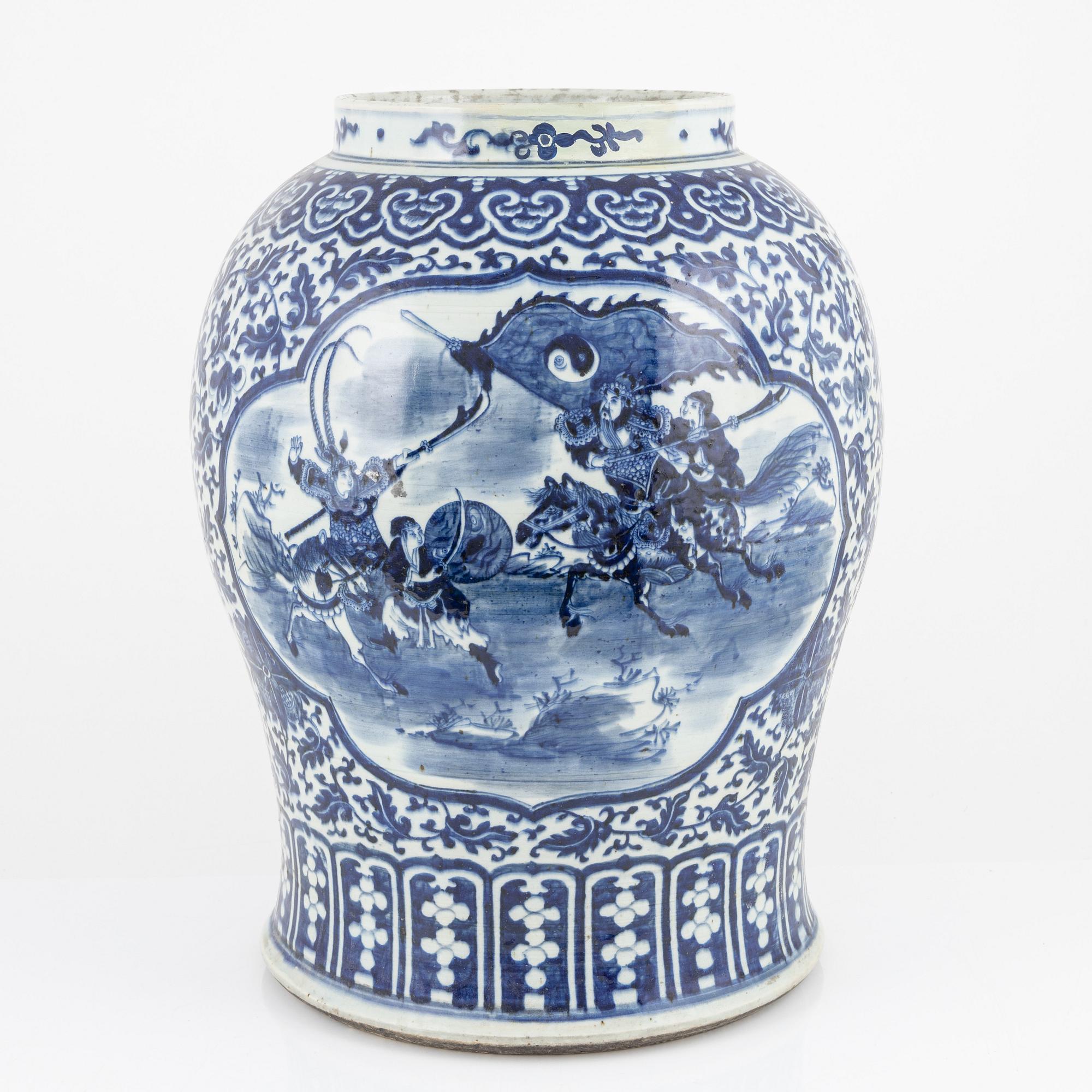 A blue and white vase, late Qing dynasty, circa 1900.