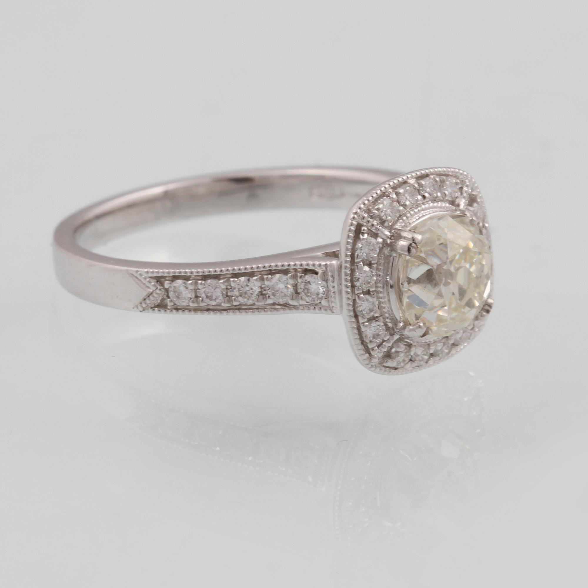 RING, 18K vitguld med äldre briljantslipad diamant ca 1.01 ct samt små briljantslipade diamanter ca 0.26 ct. Vikt 4,2 g.
