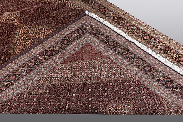 A CARPET, Tabriz, sk Mahi, 60 Raj, 286 x 200 cm.