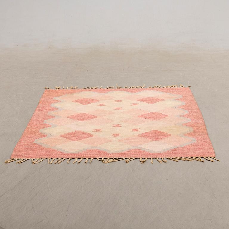 Matta rölakan signerad ILS ca 204x135 cm.