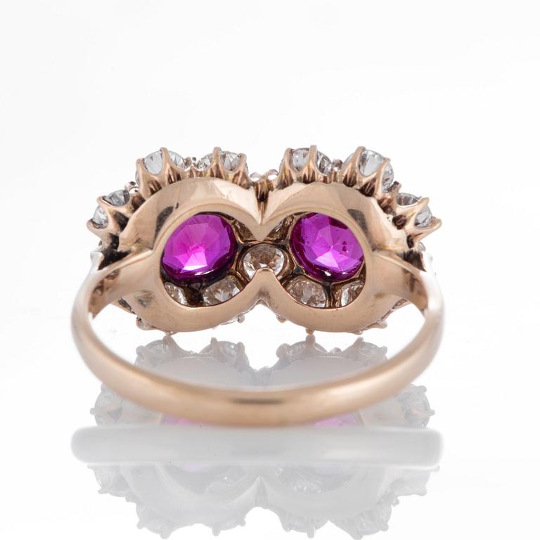 Ring med två fasettslipade rubiner total vikt ca 0.85 ct och runda briljantslipade diamanter.