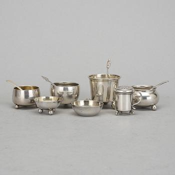 SILVERFÖREMÅL, 7 delar, Sverige, England och Ryssland, 1900-tal. Vikta ca 150 gram.