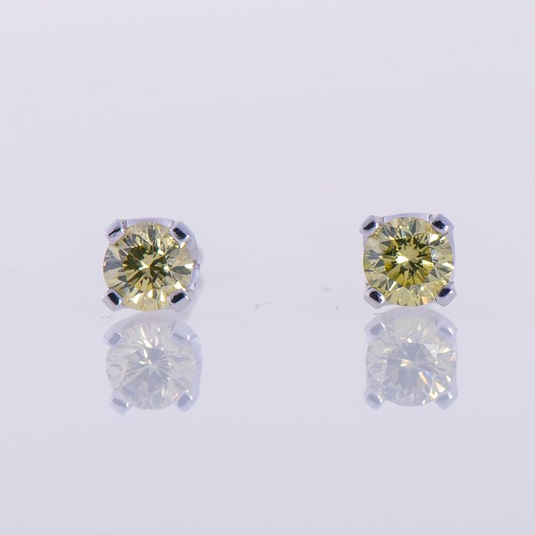 ÖRHÄNGEN, 14K vitguld, naturliga ljusgröna, briljantslipade diamanter tot. 0,36 ct. Vikt 1,7 g.