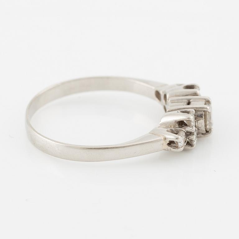 Ring, set with brilliant-cut diamonds.