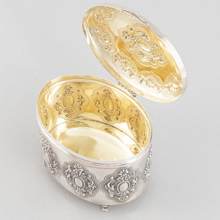 A sterling silver box with lid, 20th Century.