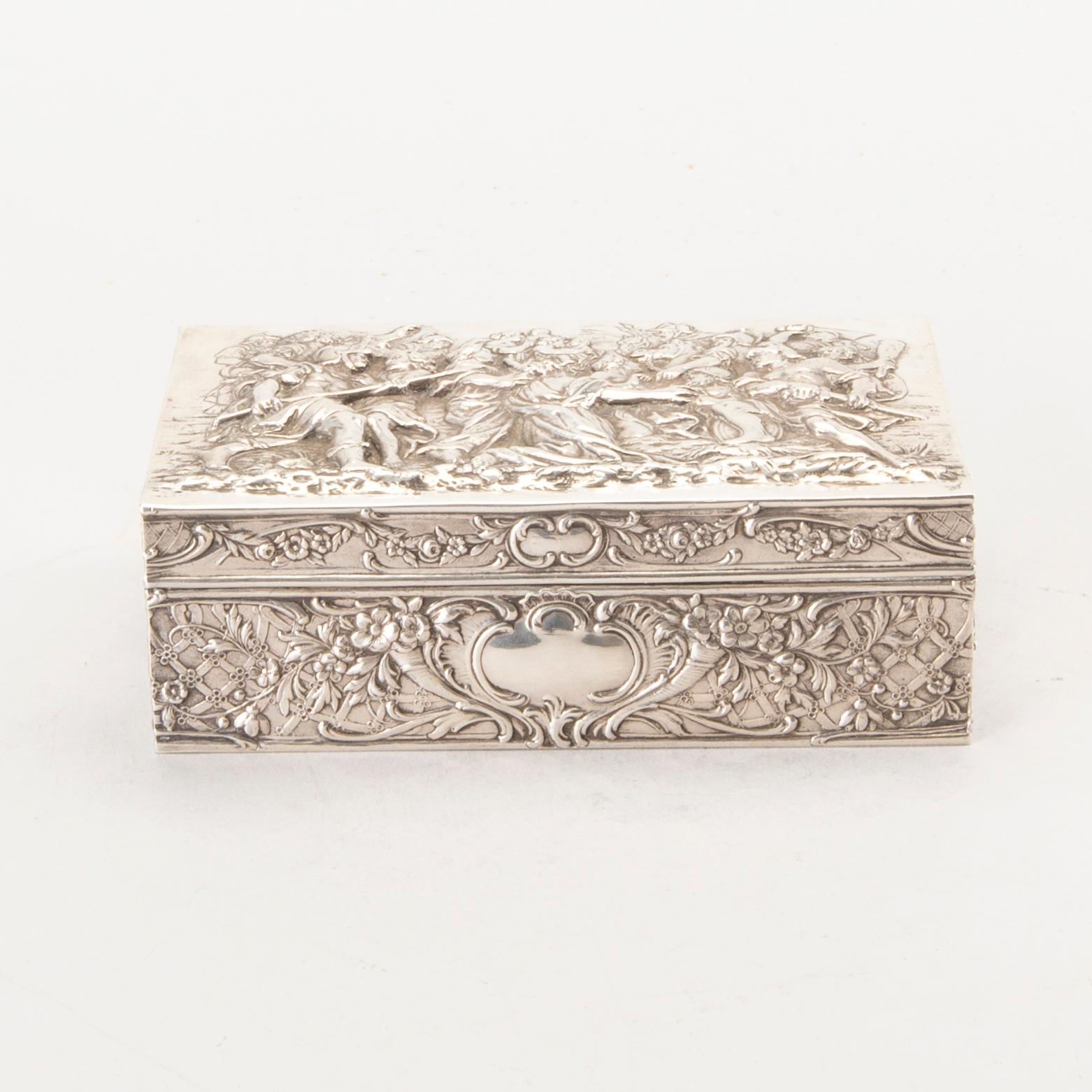 J. L SCHLINGLOFF, a german Hanau early 20th century silver box. Weight 400 gram.