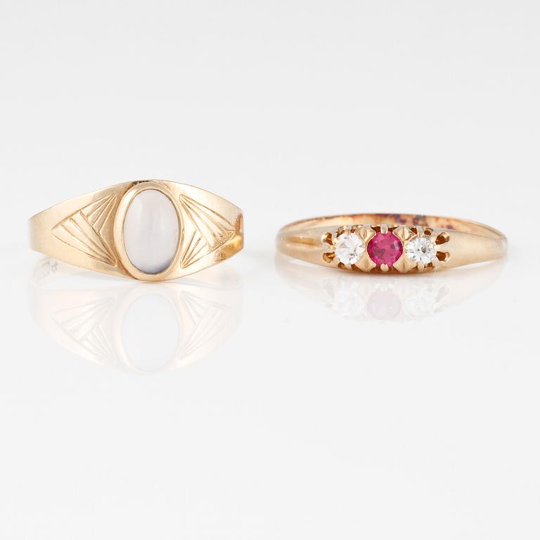 RINGAR, 2 st, med briljantslipade diamanter, en fasettslipad rubin samt en cabochonslipad månsten.