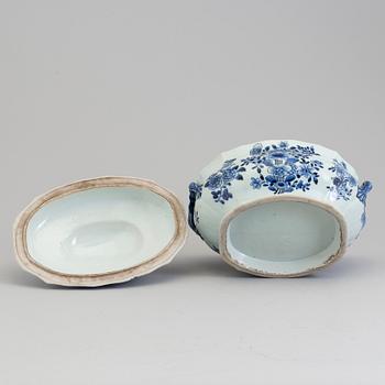 A blue and white tureen with cover, Qing dynasty, Qianlong (1736-95).