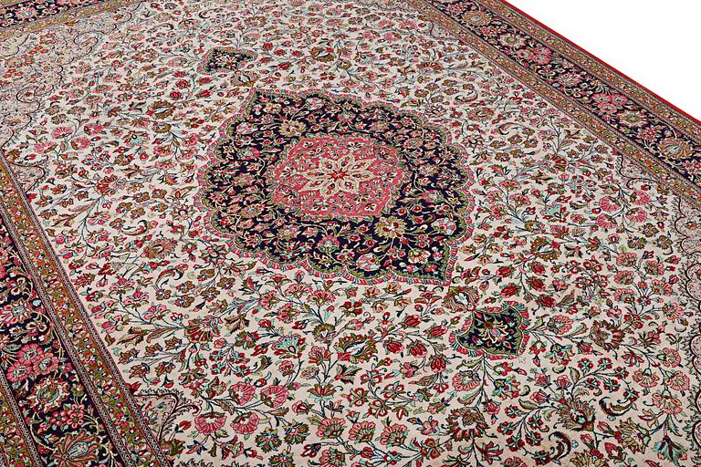 A silke Quum carpet, c. 292 x 199 cm.