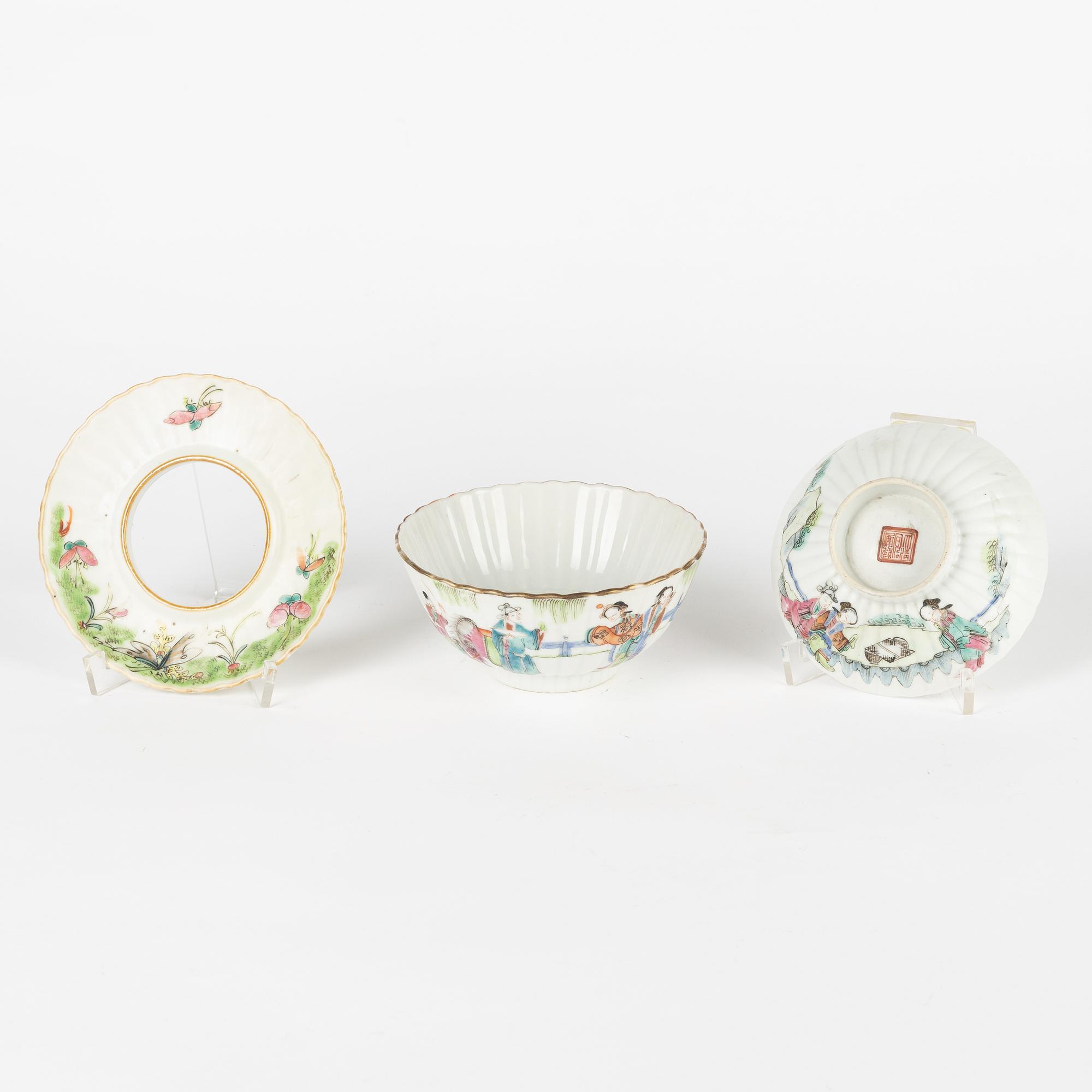 A set of two Chinese famille rose vases and two cups with covers and stands, late Qing dynasty/early 20th Century.
