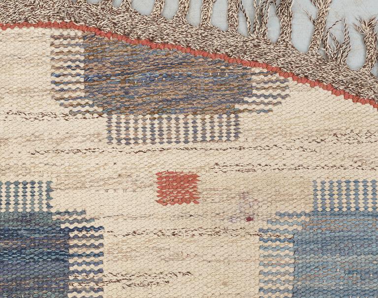 CARPET. "Blåplump". Circular. Flat weave (Rölakan). 302,5-310 cm in diameter. Signed MMF.