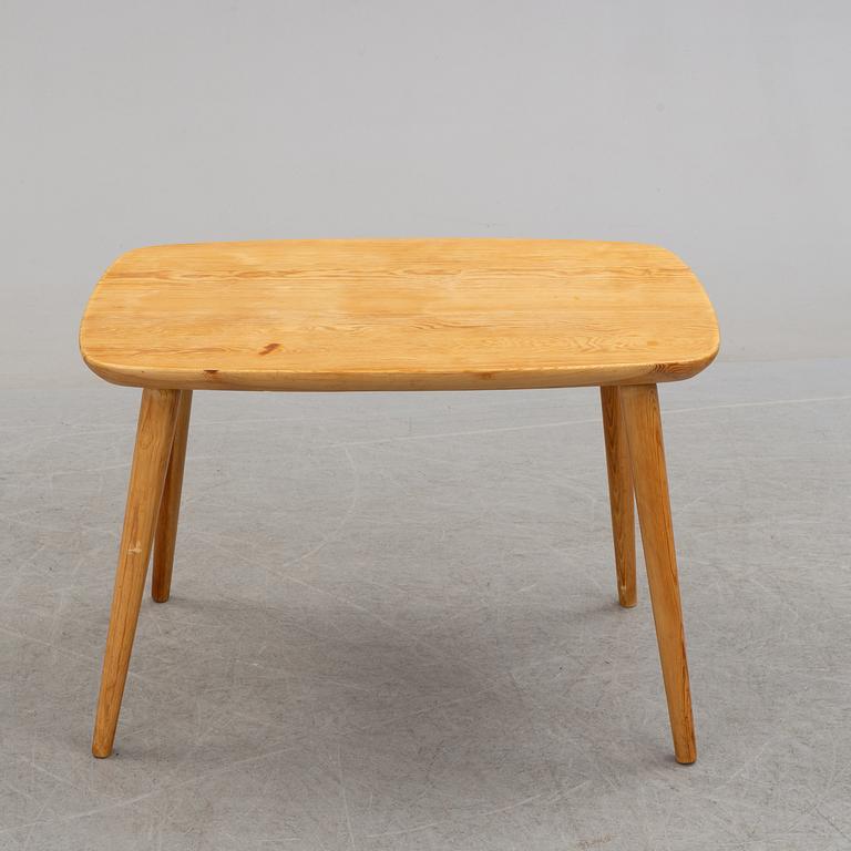 A second half of the 20th century sofa, pair of armchairs and coffee table by Göran Malmvall.