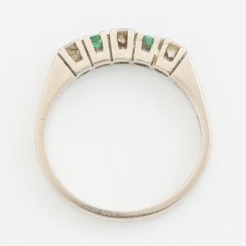 Ring, vitguld med briljantslipade diamanter och smaragder.