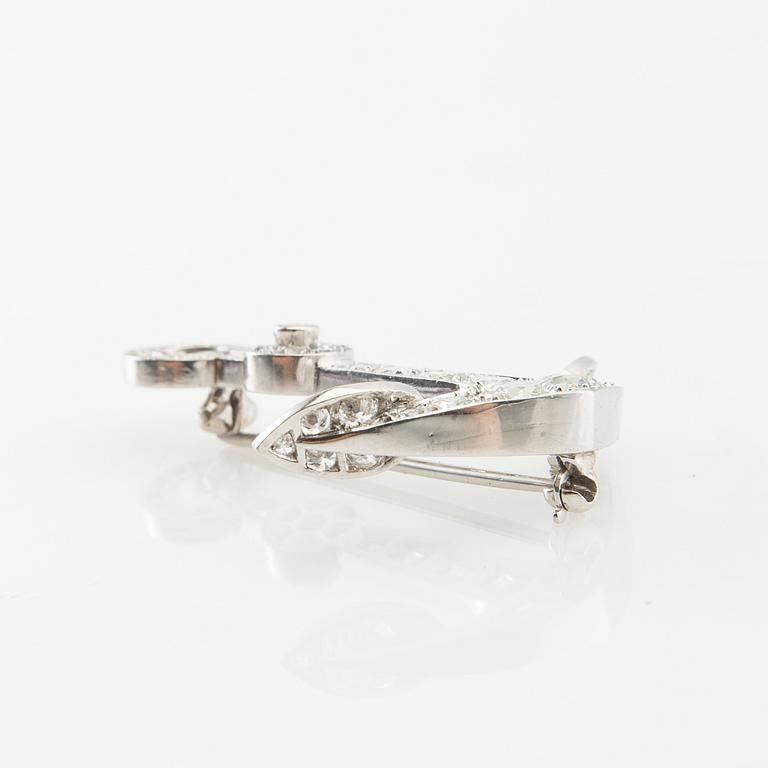 Brooch in the form of an anchor made of 18K white gold with diamonds.