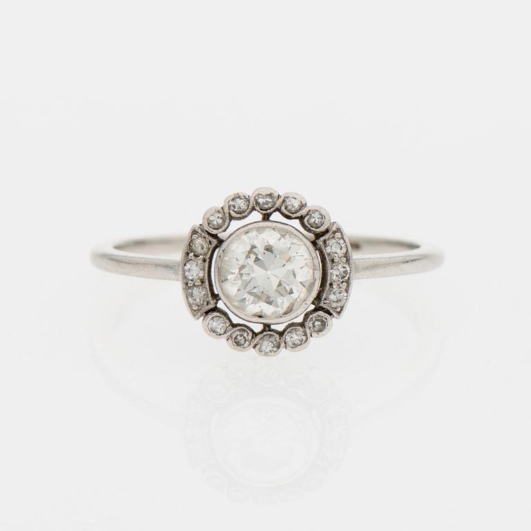 RING, platina, A.Tillander ca 1940-50-tal totalt ca 0,46 ct. Vikt 2,6 g.