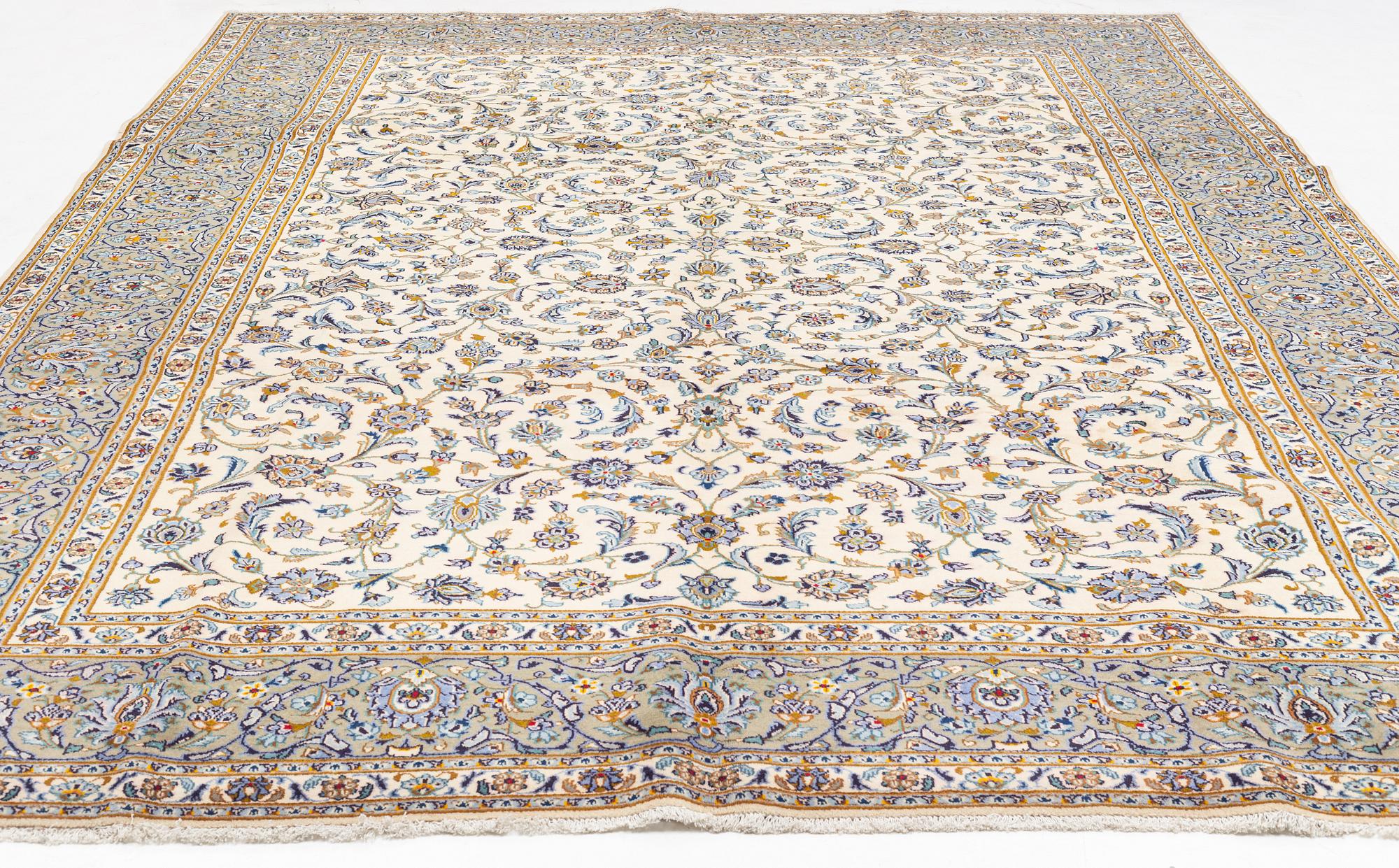 A so called Royal Kashan carpet, ca 423 x 297 cm.