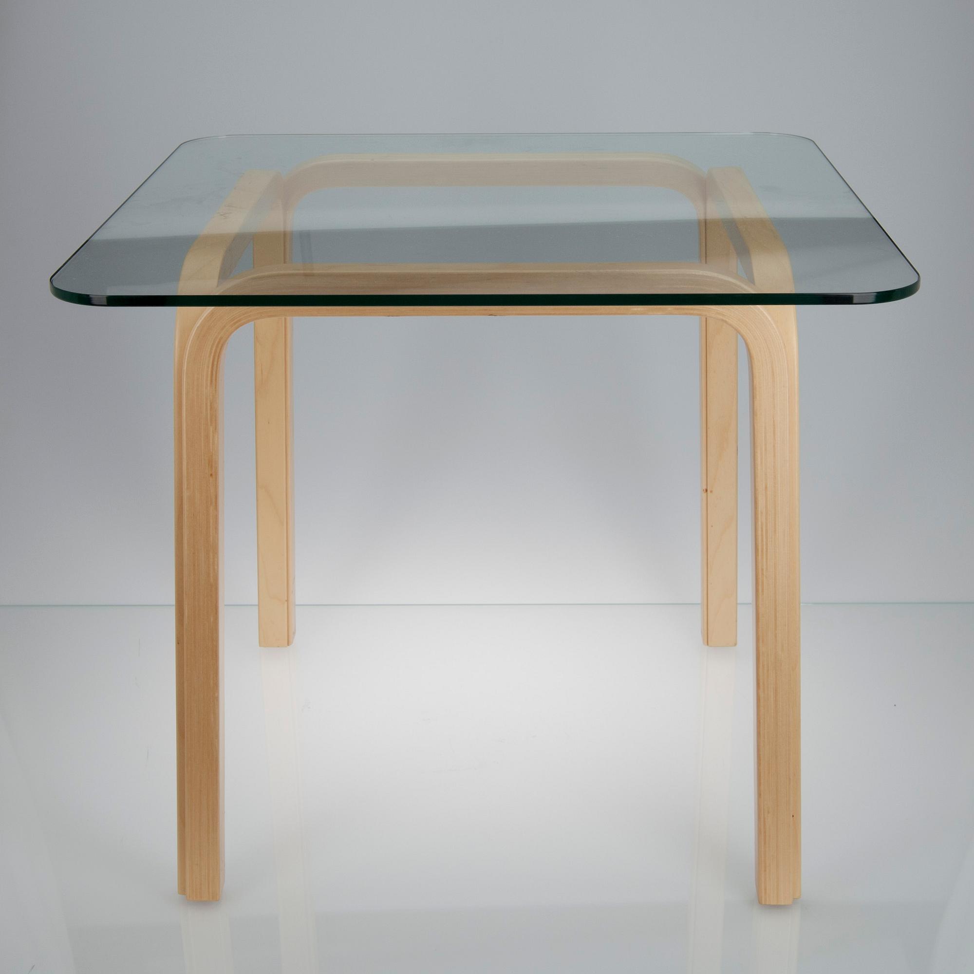 BORD MED GLASSKIVA, Y805C. Alvar Aalto, Artek. Modellen formgiven 1945.