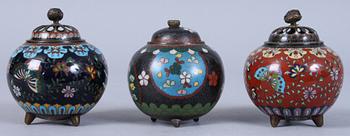 RÖKELSKAR, 2 st, samt BURK MED LOCK, cloisonne, 1900-talets första kvartal.